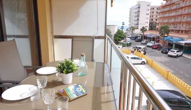 Vacation rental in Roses, Costa Brava: Cozy apartment 50 meters from the beach, capacity for 6 people, with terrace.