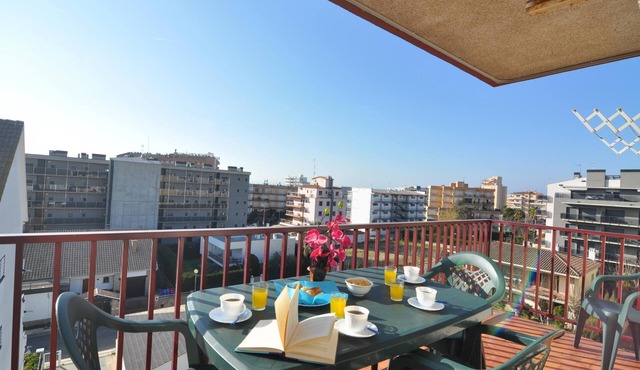 Vacation rental in Roses, Costa Brava: Cozy apartment 400 meters from the beach, capacity for 6 people and terrace.