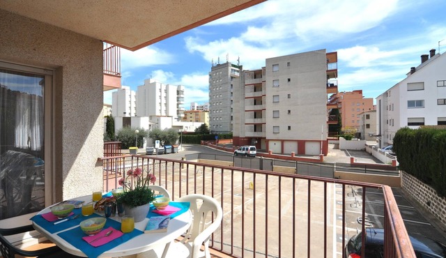 Vacation rental in Roses, Costa Brava: Cozy apartment 400 meters from the beach, capacity for 4 people, with terrace and amenities.