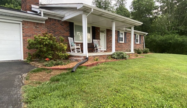 Vacation rental in quiet neighborhood 6 miles to Lake Cumberland!