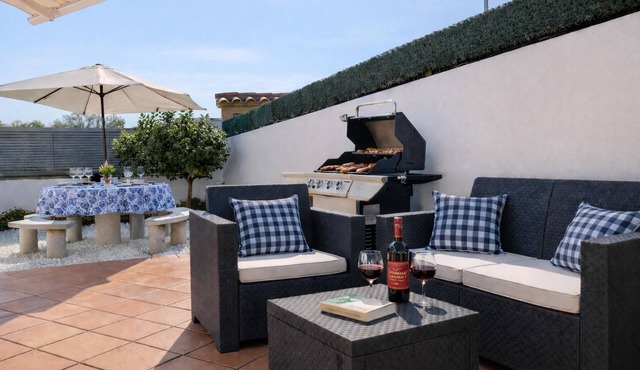 Vacation rental in Roses, Costa Brava: Cozy 2-bedroom house with garden and terrace, 800 meters from the beach.