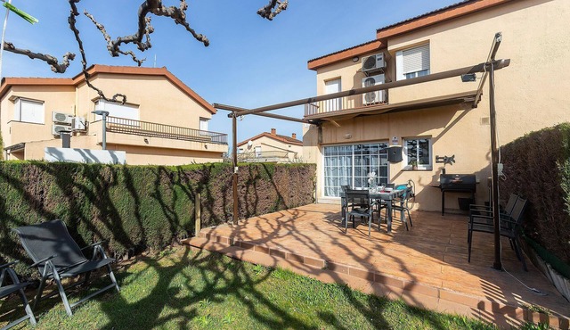 Vacation rental in Roses, Costa Brava: Large house with pool and garden, 1200m from the beach. Book now for an unforgettable vacation!