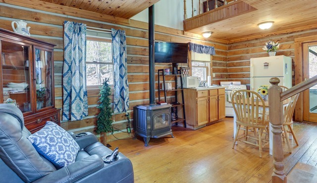 Vacation Rental Near Lake Patoka with Hot Tub!