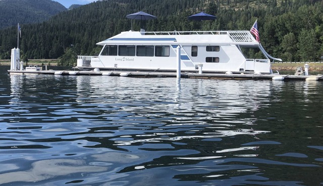 Vacation rental of a houseboat