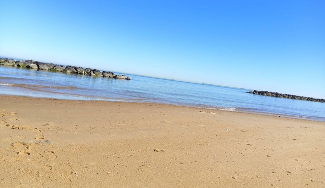 Vacation room, quiet neighborhood,close to the beach and the military base.