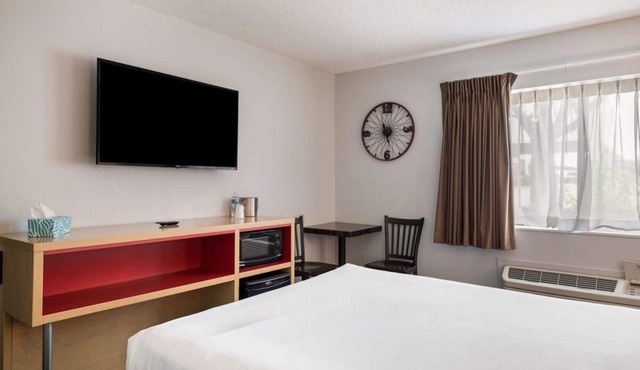 Vacation Starts Here! Pool, Pet-friendly Property, Free Parking, Free Breakfast