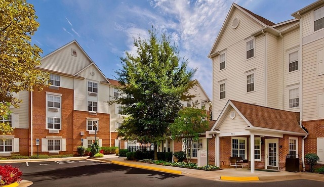 Vacation Time in Your Home Away From Home! Close to Airport and Attractions!