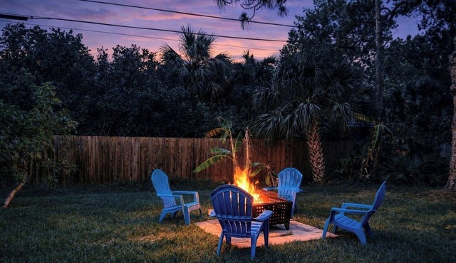 Vacation Vibes! Close to beaches, pools, walk to golf and waterfront bars.