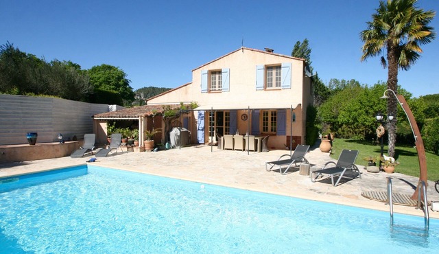 Vacation villa for 8 people in the heart of Provence with heated pool