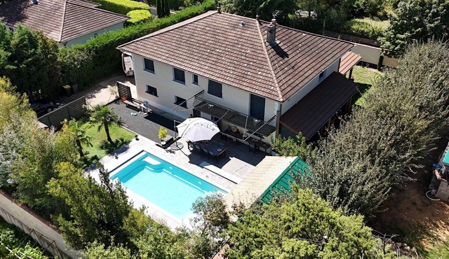 Vacation villa 250 m² with heated pool near "LYON" ideal for families
