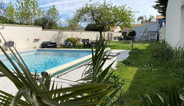 Vacation villa with heated pool in a quiet garden in La Rochelle Aytré