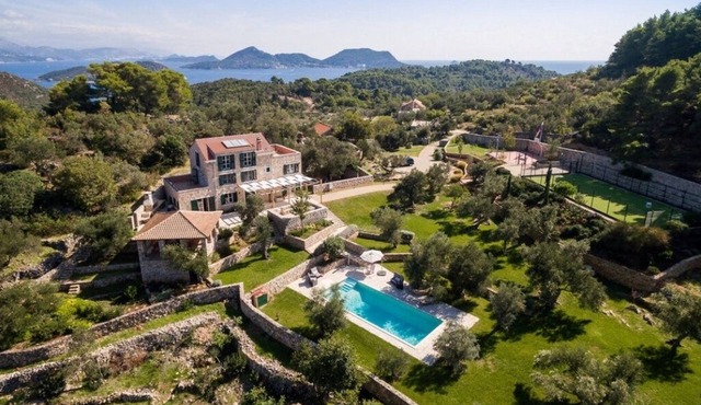 Vacation villa with panoramic views in peaceful natural surroundings, close to the beach and sea
