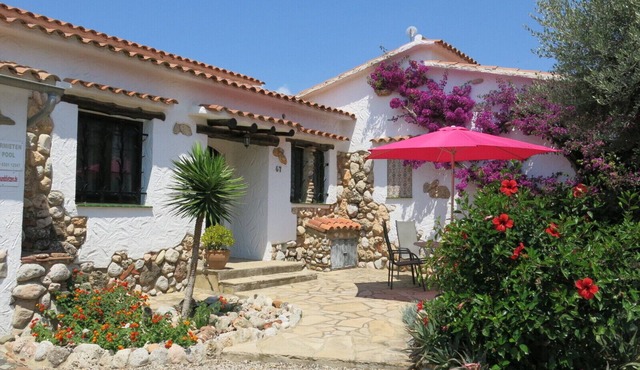 Vacation villas with beautiful garden, pool, 120 m to the sandy beach