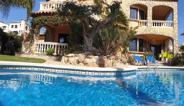 Vacation villas with beautiful garden, communal pool, 120 m to the sandy beach