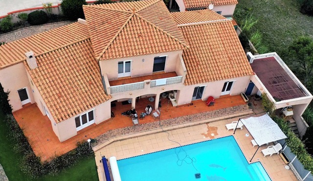 Vacations by the pool with a view over the Etang de La Palme and the sea