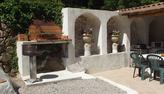 Vacations house everything is silent and you can tan peacefully by the pool
