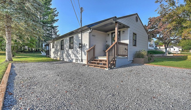 Vacations on Vines - 2BR Home close to JCMC, ETSU, & Downtown JC