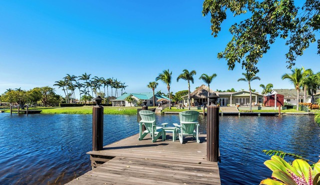VacationSunwind:Delray Bch home! SW Pool, Fish, Dock, Water front, Close to Bch