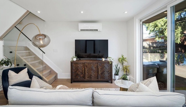 Vacay By The Lake In This Cozy Garden Suite!