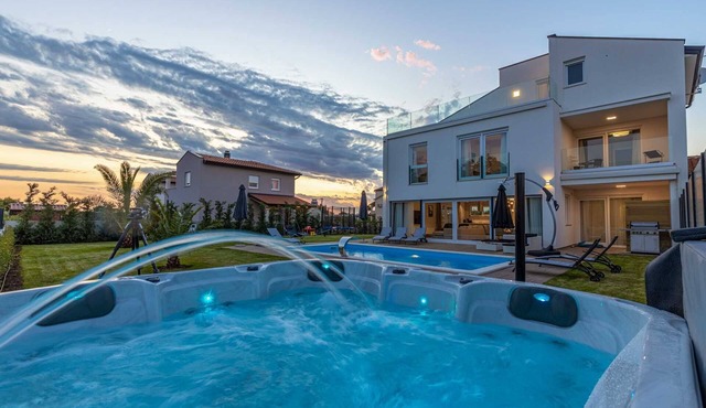 Vacay Villa Eni with heated pool