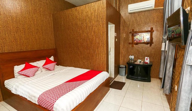 Vaccinated Staff - OYO 1230 Kampoeng Osing Syariah Guesthouse