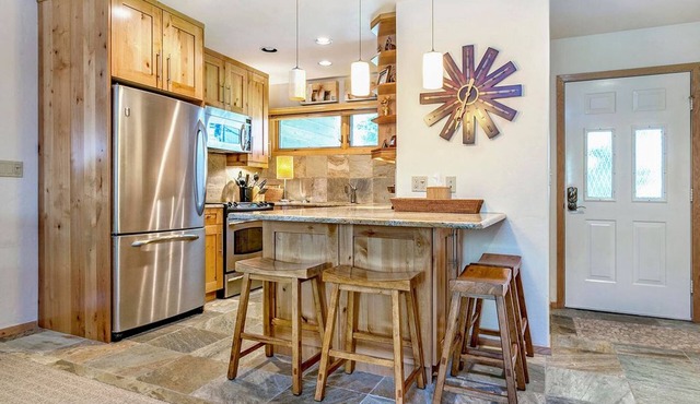 Vail - Beautifully remodeled 2BR/2Bath - on Bus route to Vail village