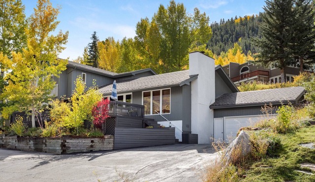 Vail mountain house! 5 bedrooms plus loft. Hot tub!