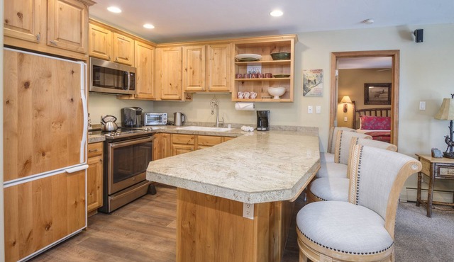 Vail Mtn Views, Pool, Hot Tub - Great Mountain feel and beautiful Kitchen.