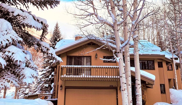 Vail ski residence near Golf/Nordic Clubhouse. Hot tub. Close to ski slopes.