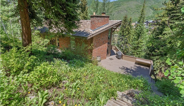 Vail Village - Private Hot Tub, Game Room & Prestigious Forest Road Location