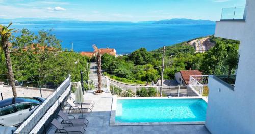 Val Apartment - Four Seasons Escape with sea view and swimming pool