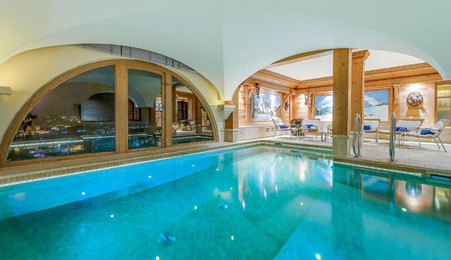 Val d’Isère - Extraordinaire Chalet Montana avec piscine sur la piste Olympique de Belevarde.