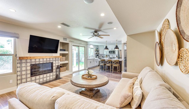 Val Vista Lakes Group Getaway: Hot Tub Access!