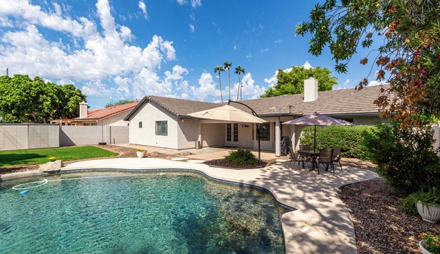 Val Vista Lakes Salt Water Pool Gem