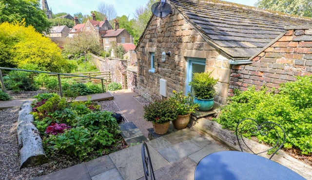 VALE BARN, family friendly, character holiday cottage in Dronfield