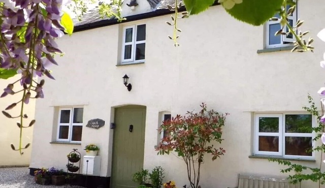 Vale View Cottages-The Coach House. Log Burner, Garden, Near beach & town, Pets