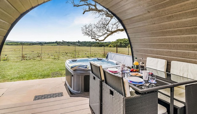 Vale View is a spacious, modern lodge with open-plan living and stunning views.