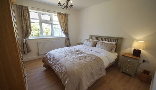 Vale View - Sleeps 6 - Pets Ok - Garden - Parking