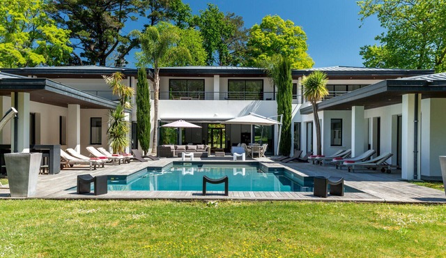 VALENCIA - Stunning Contemporary Villa with Heated Pool & Gym in Biarritz