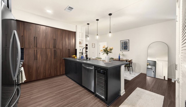 Valeria - Prime Luxury Apartment - 1BR King Bed/1BA w/Amenities