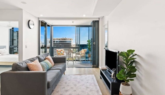 Valley Centre,Rooftop Pool, 2bed2bath Apt +Carpark