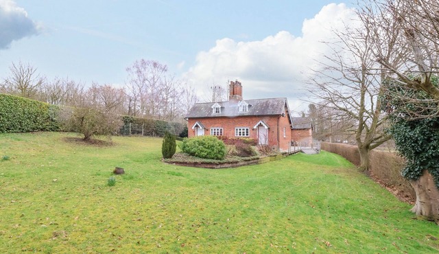 VALLEY FARM COTTAGE, family friendly, with a garden in Melton