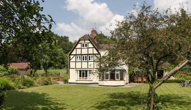 VALLEY HOUSE, pet friendly, luxury holiday cottage in Devizes