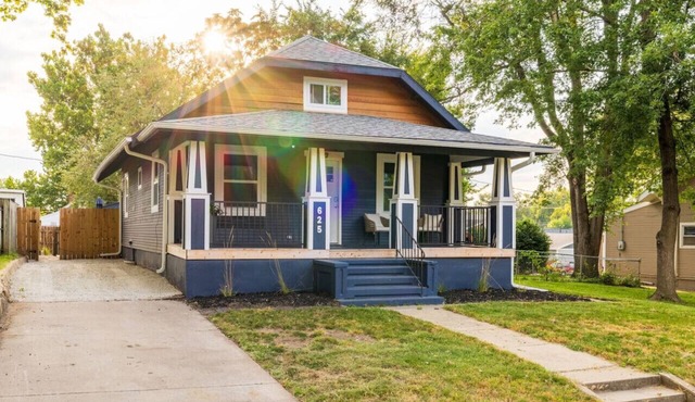 Valley Junction Gem W/Games and Outdoor space