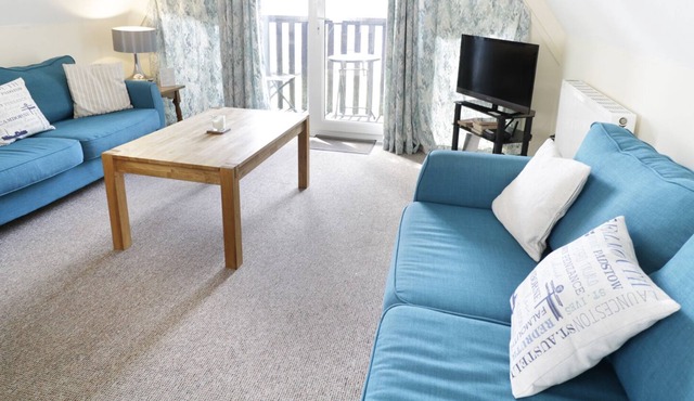 VALLEY LODGE 2, pet friendly, with pool in Callington