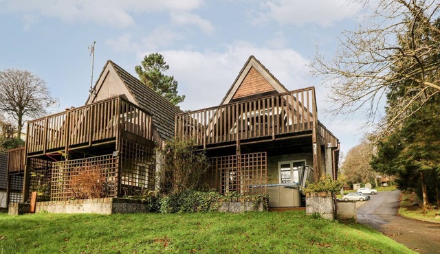 VALLEY LODGE 31, pet friendly, with pool in St Ann's Chapel, Cornwall