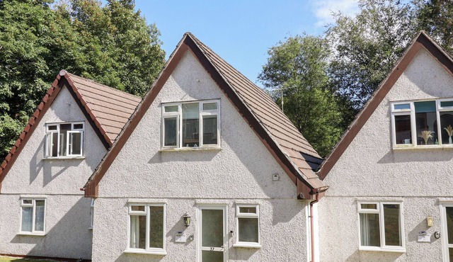 VALLEY LODGE 37, pet friendly, with pool in St Ann's Chapel, Cornwall