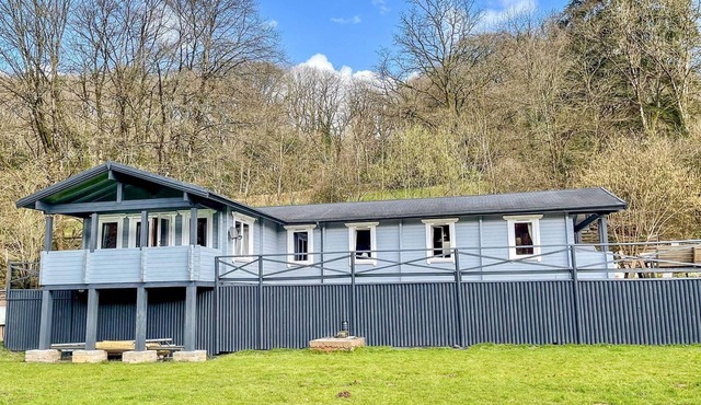 VALLEY LODGE, pet friendly, with a garden in Bampton, Devon