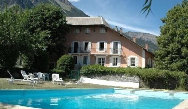valley of the embrunais, beautiful house of 16 beds with swimming pool