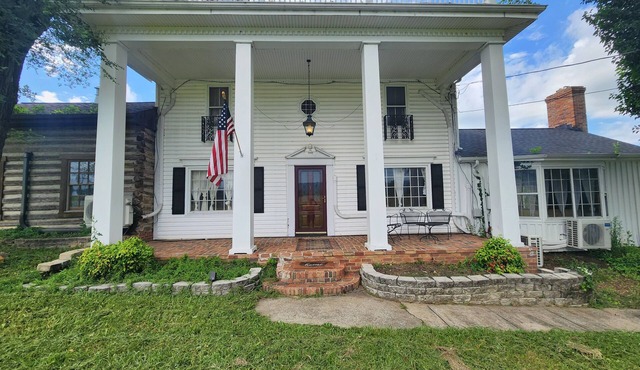 Valley Pike Manor - Historic Farmhouse Retreat